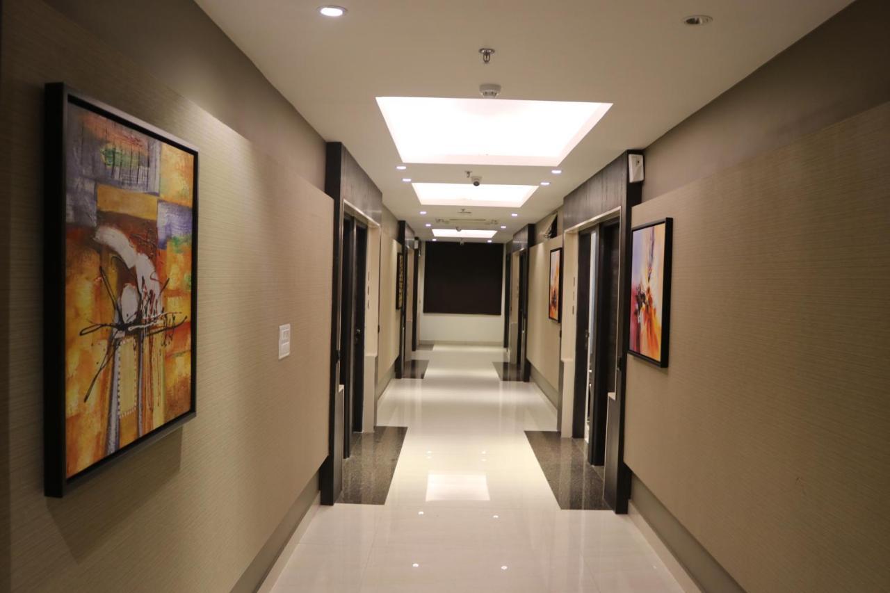Hotel Solitaire Chinhat Exterior foto
